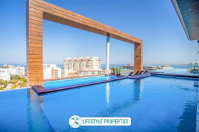 NEW large balcony, hot tub, gym